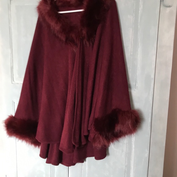 VINTAGE Poncho like One size fit all. Burgundy with fake fur . No brand name. - Picture 1 of 5